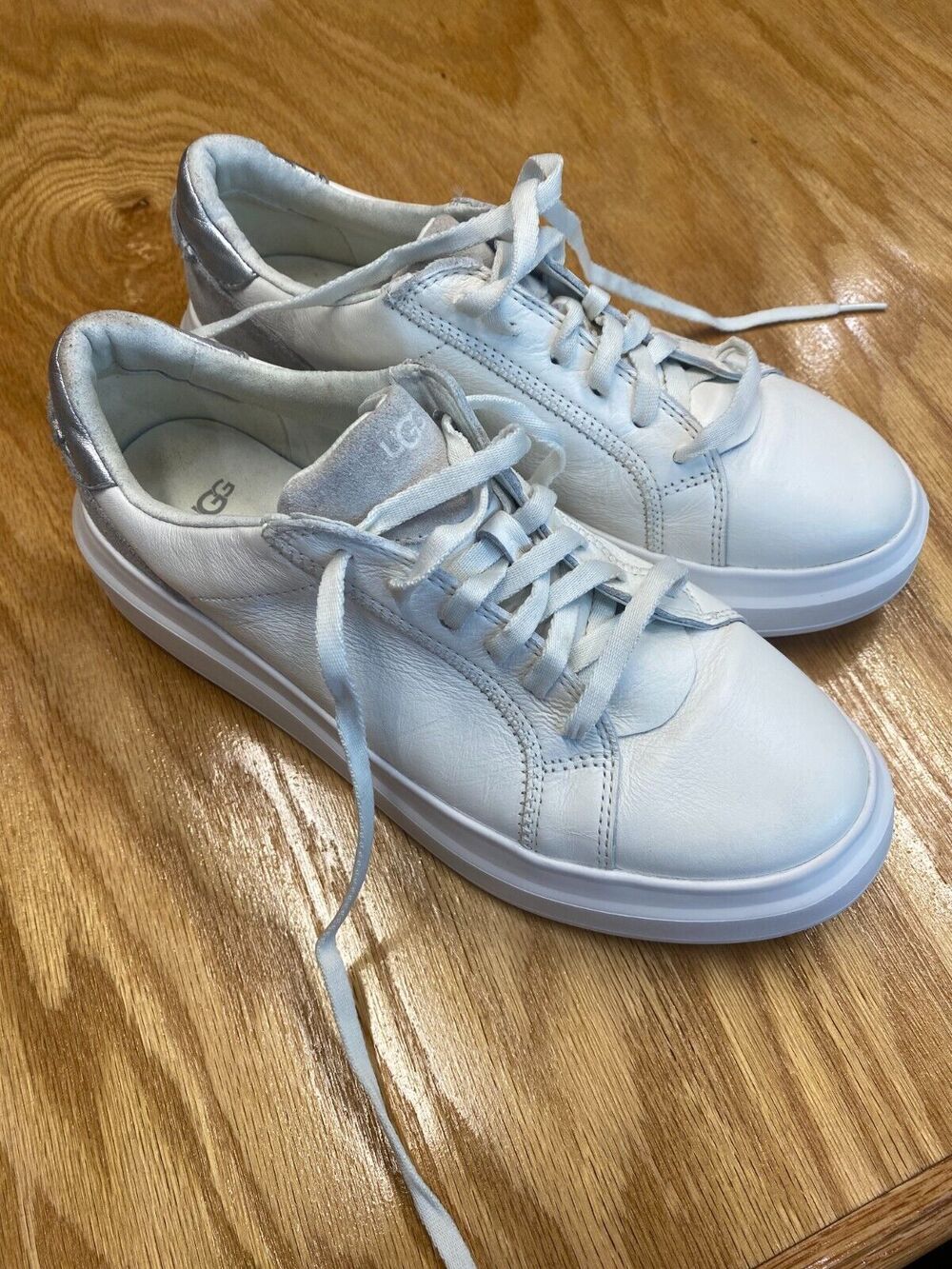 UGG Athletic Shoes Women's 7 White Leather Lace Up Round Toe Low Top Sneaker S20